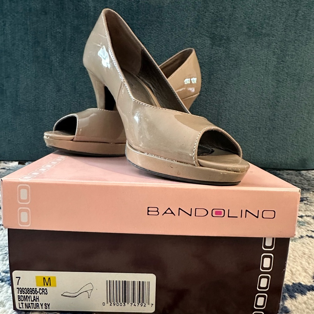 Bandoleno light tan patent leather peep toe platform pumps size 7